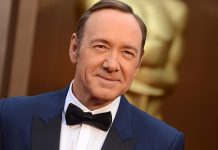 Kevin Spacey vai apresentar a 71ª edição do Tony Awards FILE - In this Sunday, March 2, 2014, file photo, actor Kevin Spacey arrives at the Oscars on , at the Dolby Theatre in Los Angeles. Spacey greeted Maryland lawmakers at a wine bar Friday night, March 21, 2014, to help promote an expansion of a tax credit for filming movies and television shows in the state. (Photo by Jordan Strauss/Invision/AP, File)