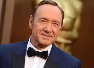 Kevin Spacey vai apresentar a 71ª edição do Tony Awards FILE - In this Sunday, March 2, 2014, file photo, actor Kevin Spacey arrives at the Oscars on , at the Dolby Theatre in Los Angeles. Spacey greeted Maryland lawmakers at a wine bar Friday night, March 21, 2014, to help promote an expansion of a tax credit for filming movies and television shows in the state. (Photo by Jordan Strauss/Invision/AP, File)