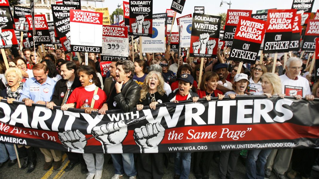 Striking members of the Writers Guild of America, West rally in Hollywood Greve dos Roteiristas