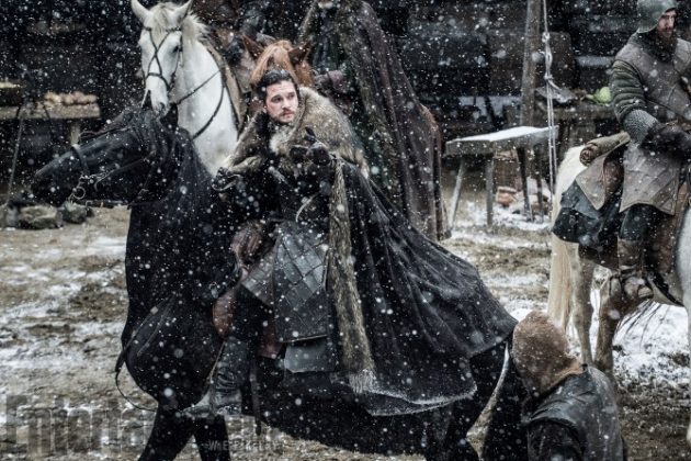 Jon Snow a cavalo em Winterfell