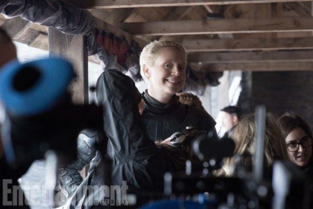 Gwendoline Christie sorri nos bastidores do set de Winterfell