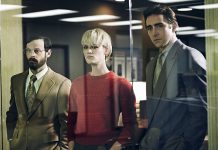 Revelada a data de estreia para a temporada final de Halt And Catch Fire Scoot McNairy as Gordon Clark, Mackenzie Davis as Cameron Howe and Lee Pace as Joe MacMillan - Halt and Catch Fire _ Season 1, Gallery - Photo Credit: James Minchin III/AMC