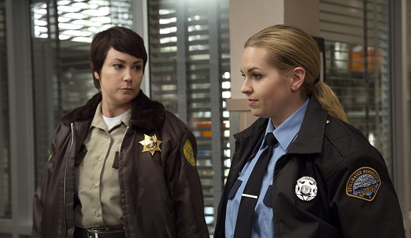 Xerife Jody Mills (Kim Rhodes) e Hanscum (Briana Buckmaster) em Wayward Sisters Xerife Jody Mills (Kim Rhodes) e Hanscum (Briana Buckmaster) em Wayward Sisters
