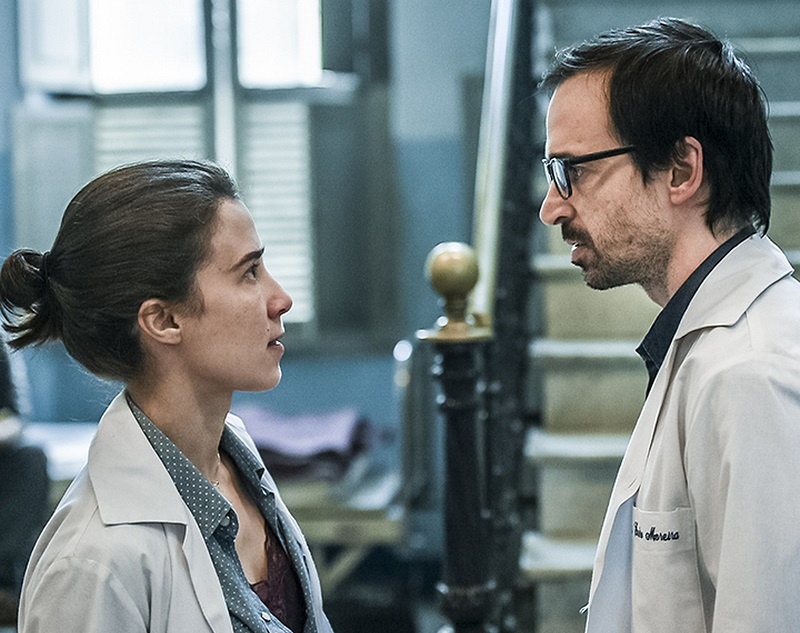Marjorie Estiano e Julio Andrade em Sob Pressão