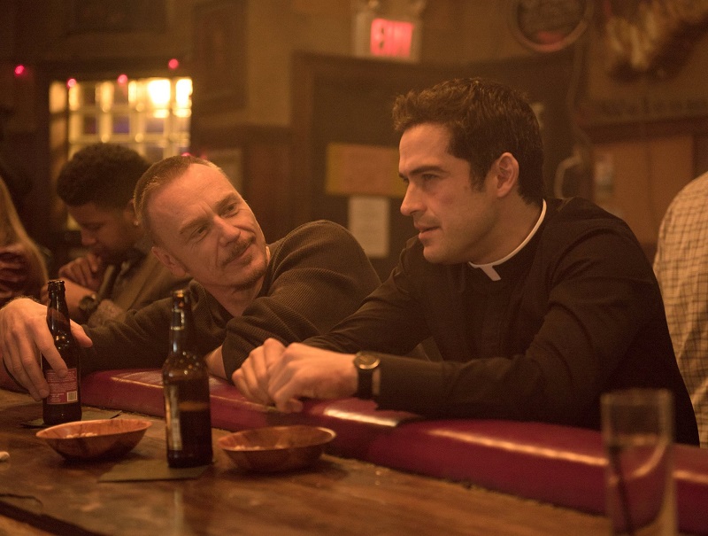 Tomas Ortega (Alfonso Herrera) e Marcus Keane (Ben Daniels) em The Exorcist Marcus Keane (Ben Daniels) e Tomas Ortega (Alfonso Herrera) em The Exorcist