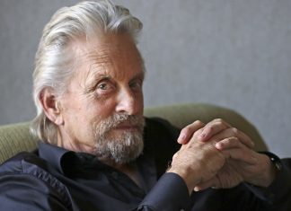 Netflix encomenda nova série de Chuck Lorre com Michael Douglas