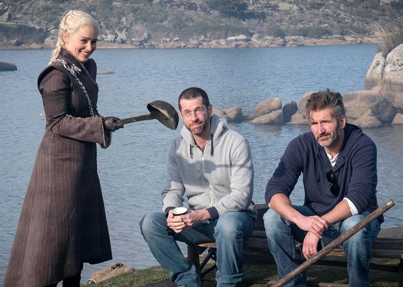 Emilia Clarke, Dan Weiss e David Benioff nos bastidores de Game of Thrones! Emilia Clarke, Dan Weiss e David Benioff nos bastidores de Game of Thrones!