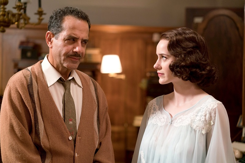 Tony Shalhoub e Rachel Brosnahan em The Marvelous Mrs. Maisel