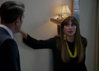 Modern Family 9×10: No Small Feet