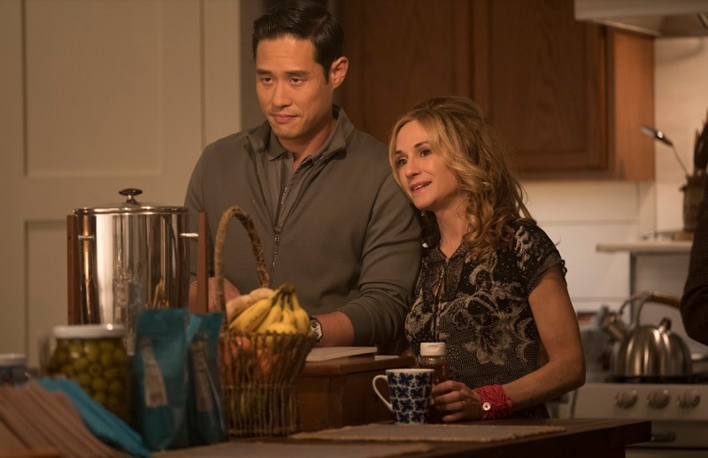 Raymond Lee e Holly Hunter em Here and Now