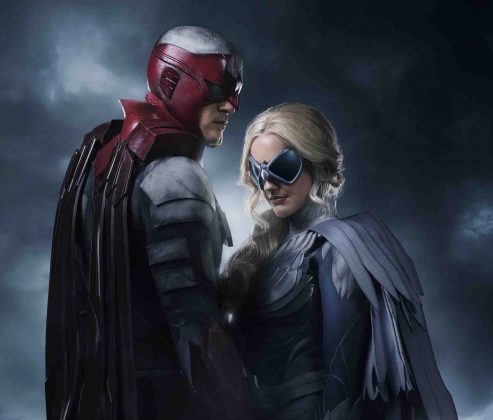 Alan Ritchson e Minka Kelly como a dupla vigilante Rapina e Columba.