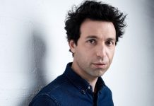 Homecoming: Alex Karpovsky entra para o elenco da nova série estrelada por Julia Roberts e comandada pelo criador de Mr. Robot