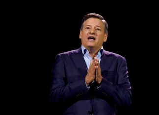 Ted Sarandos diz que Ryan Murphy e Shonda Rhimes não se importam com a audiência de suas séries na Netflix