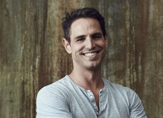 Greg Berlanti, mega produtor por trás de Arrow, Riverdale e outras, assina novo contrato de U$ 400 milhões