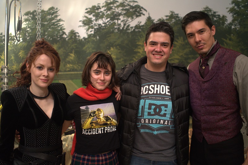 Emily Beecham, Ally Ioannides, Michel Arouca e Lewis Tan nos bastidores de Into the Badlands