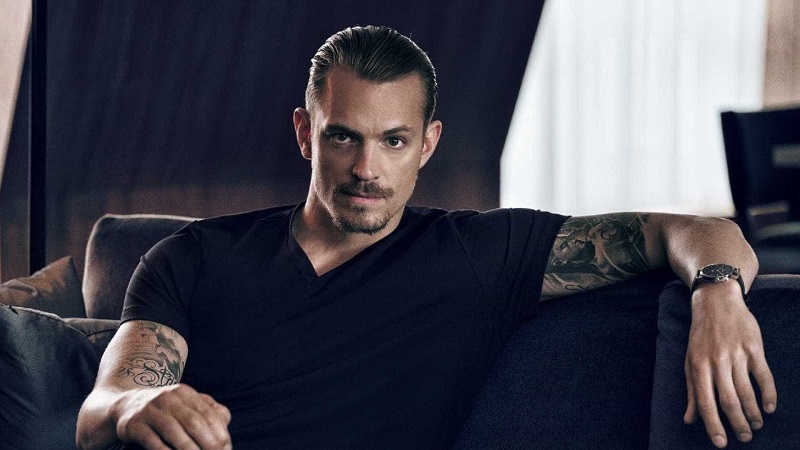 Joel Kinnaman não retorna para a segunda temporada de Altered Carbon Joel Kinnaman não retorna para a segunda temporada de Altered Carbon