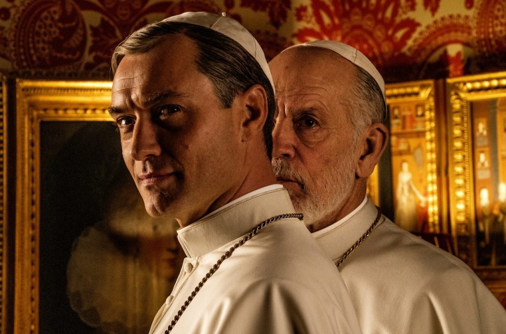 Jude Law e John Malkovich, protagonistas da sequência da série “The Young Pope” do premiado Paolo Sorrentino, aparecem em roupas de alto clero