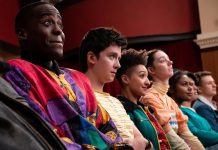 Estudo da Netflix e GLAAD mostra que séries como ‘Elite’ e ‘Sex Education’ ajudam a melhorar o relacionamento com pessoas LGBTQ+